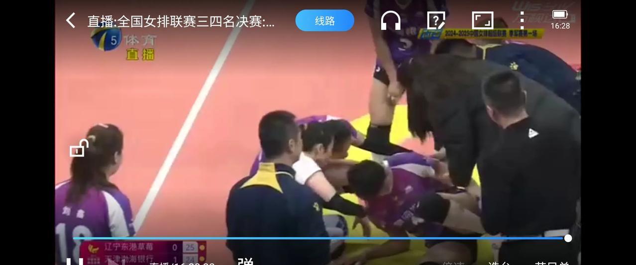 突发！屋漏偏逢连夜雨，天津女排继李盈莹之后，又一大将陈博雅也是崴脚受伤，踩的也是