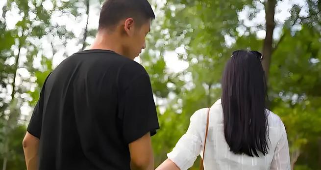 “好男人？渣男！”湖北，男子看着妻子怀孕，心有不甘，与一名已婚女子交往，但他没有