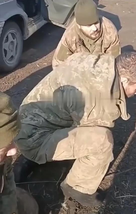 库尔斯克乌军大溃败，一个个乌军士兵被俄军俘虏之后都蹲在地上，俄军对着他们进行训话