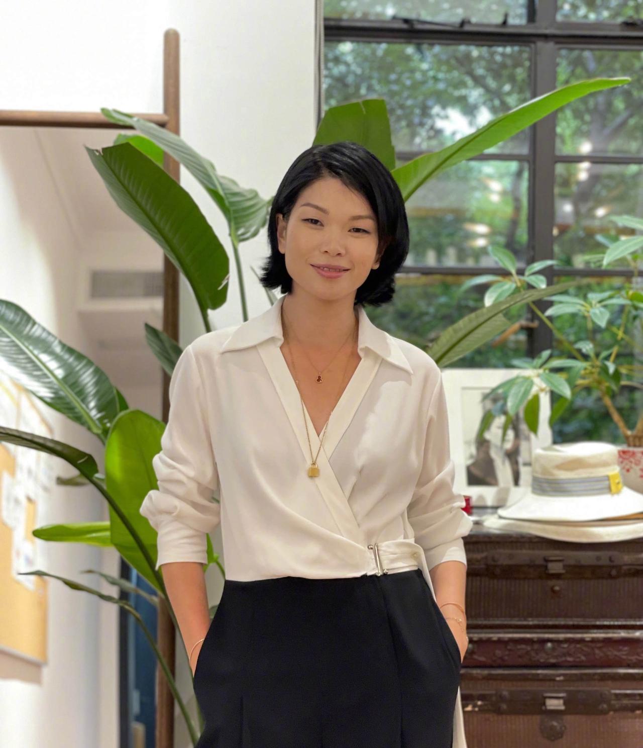 43岁超模吕燕晒一家三口度假照，比她年长20岁的法国老公罕见露脸，13岁混血儿子
