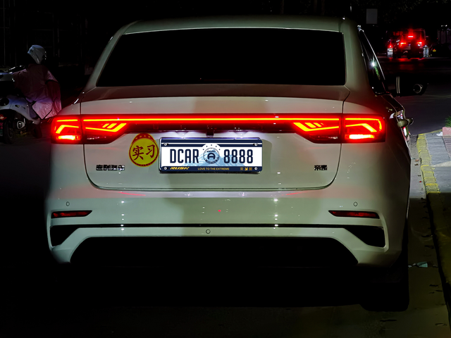 帝豪的尾灯
辨识度我觉得似乎不太高，但是帝豪的尾灯美学设计还是蛮突出，挺好看的呢