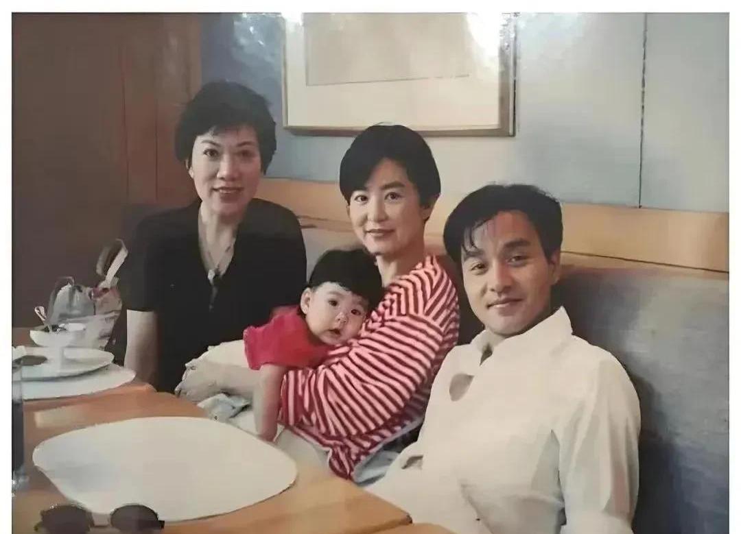 林青霞与张国荣的这张合照至今仍被影迷津津乐道。
1996年林青霞生下大女儿邢爱林
