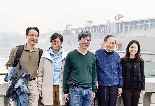 拍摄于2018年，杨振宁与妻子翁帆及三个儿子在三峡时的珍贵合影，照片左起: 杨光
