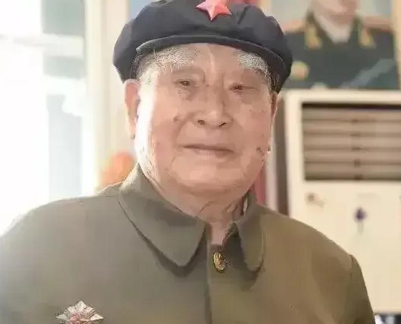 1943年，两名日伪军打扫战场。突然，他们发现一个八路军还活着，正要补刀，这时只