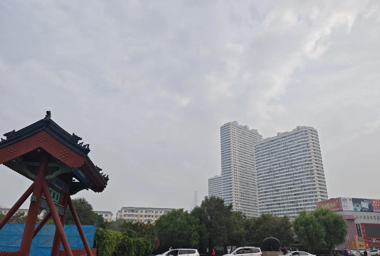 清晨起来，外面雾蒙蒙的，一看空气湿度竟然有98%，够可以了。
昨晚依旧开窗睡的，