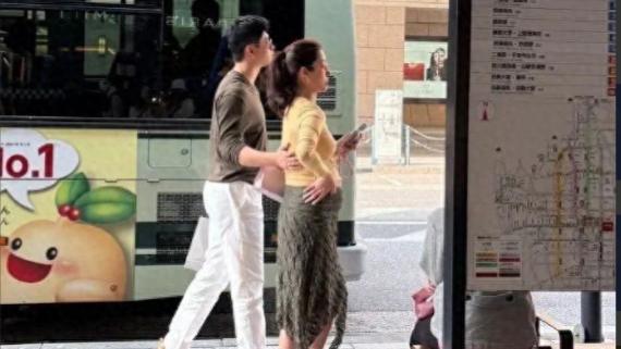 「孕味」引爆热搜！杨采钰日本街头孕肚照曝光，新男友身份成谜，七年“父女恋”终成往事？