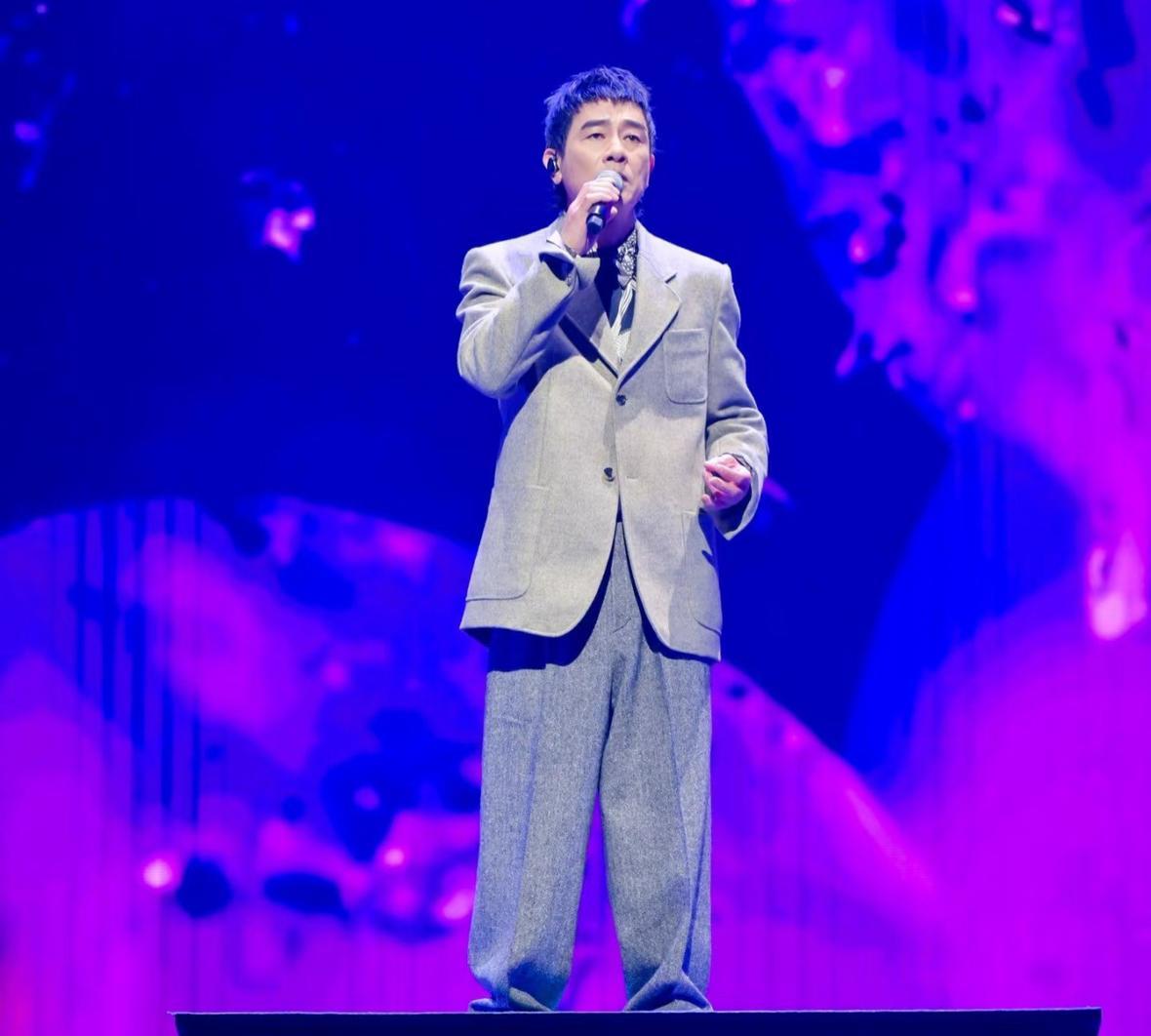 陈小春真是让人大吃一惊
不是因为他演唱会邀请了郑伊健
也不是因为他的造型出圈，而
