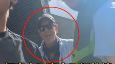 英国地铁辱骂殴打华人，警方不管？











太气愤了！中国女生在英国