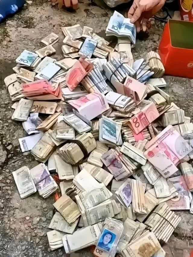 收废品遇藏钱木盒，惊叹老人积攒岁月