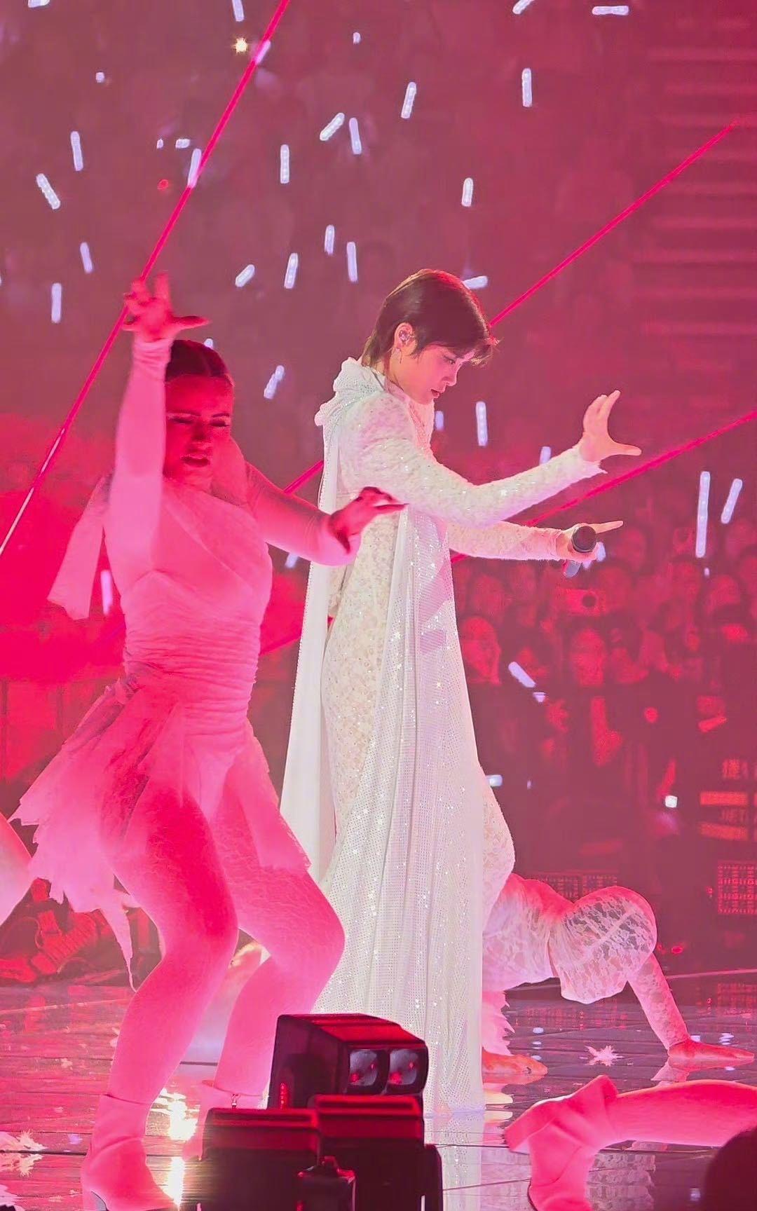 李宇春 皇后与梦想巡演成都站的这个舞台距离未免也有点太近了吧！近到仿佛伸伸手就能