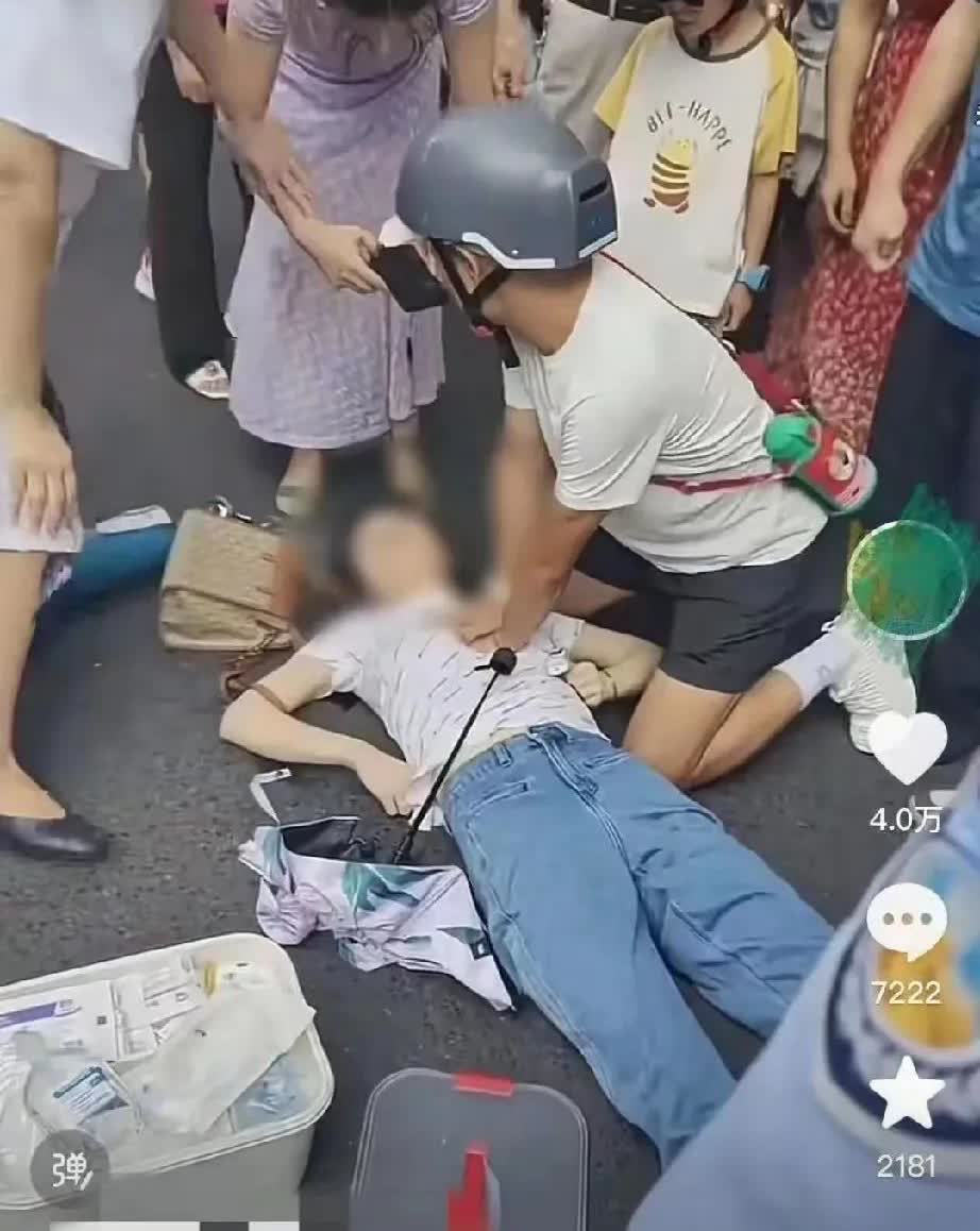 好心救人却被质疑“袭胸”，这世界怎么了？
 
光天化日，7月12日湖南街头，