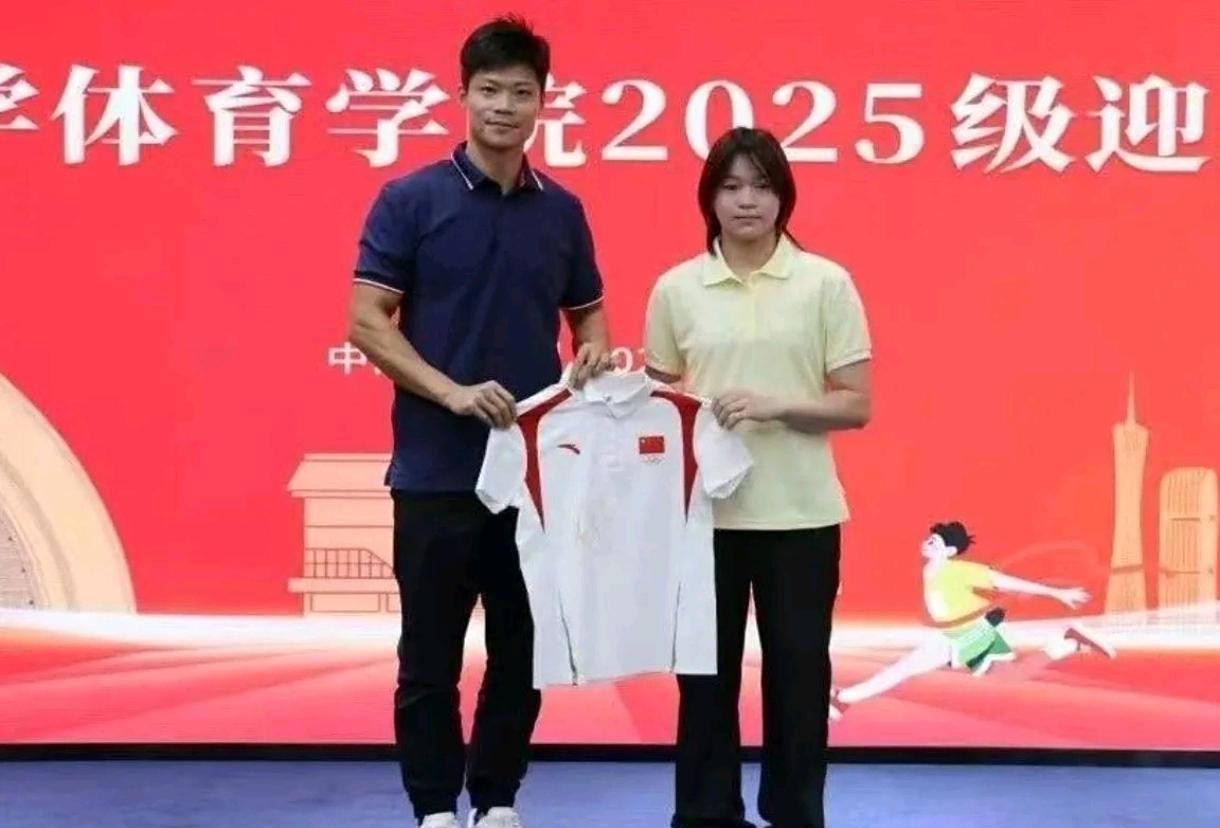 全红婵来暨大报到啦！
奥运冠军也低调，和室友手拉手害羞入校，完全像个邻家女孩～