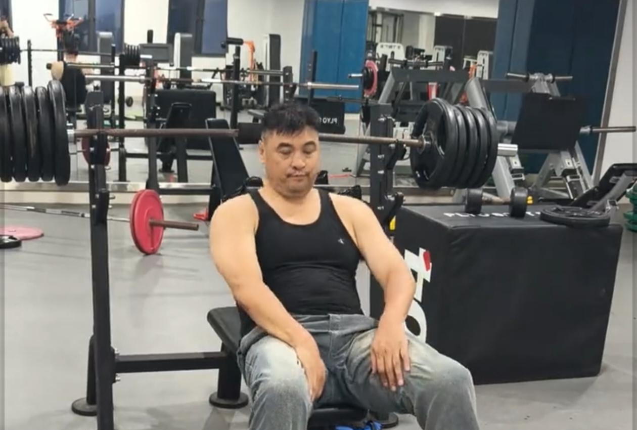 周琦自愧不如！54岁的刘玉栋竟然还能卧推130KG！
中国男篮名宿刘玉栋在退役后