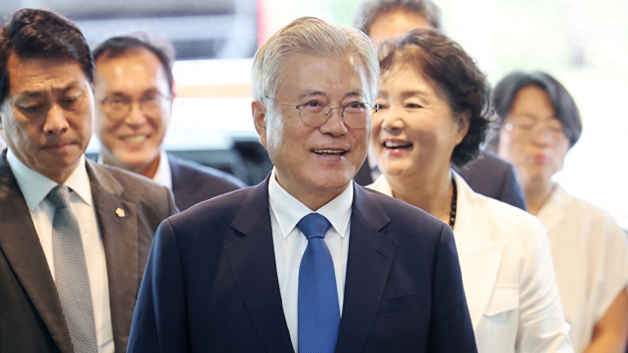 韩国检方传唤文在寅引政坛地震 在野党怒斥“司法武器化”