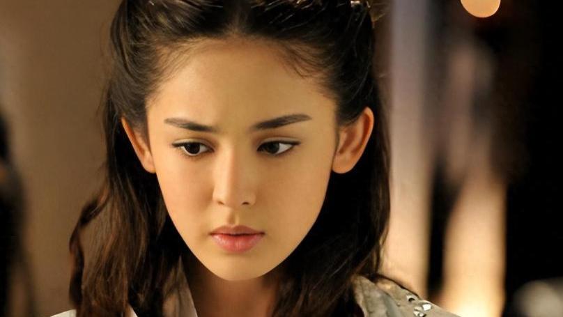 古力娜扎素颜，无美颜滤镜天生丽质，网友：不愧是当年最美艺考生