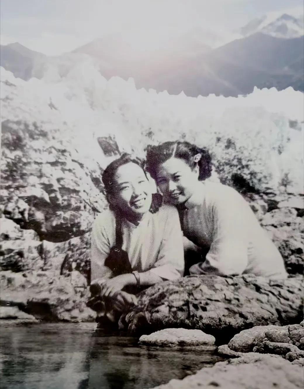 这是两位越剧宗师做姑娘时候留下的青春剪影，后来她俩都成为了一代越剧大师，创立了自