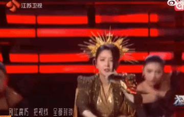 原本还是抱有很大期望的，一看到何洁这个造型，瞬间泄了气，就不能正常点吗？
舞台的