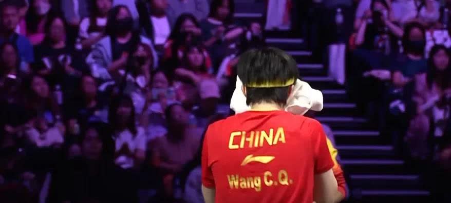 大事不妙，男单决赛王楚钦可能要输球了！
纸盒打疯了，大比分3:0领先。
哎！