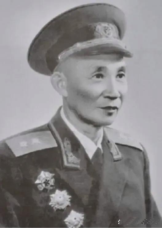 49年。何德全将军和儿子在家里吃饭。吃着。吃着。突然。儿子放下了筷子。何德全将军