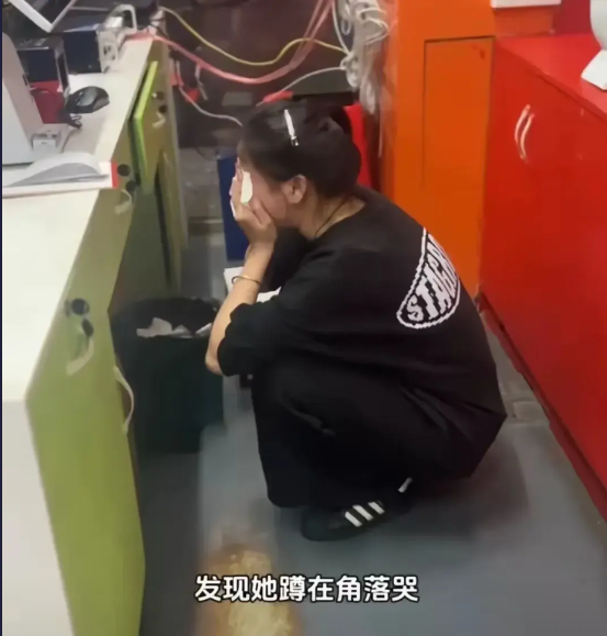 广东佛山一饭店里，店主王先生发现女员工蹲在收款台下默默流泪，问啥都不说可把王先生