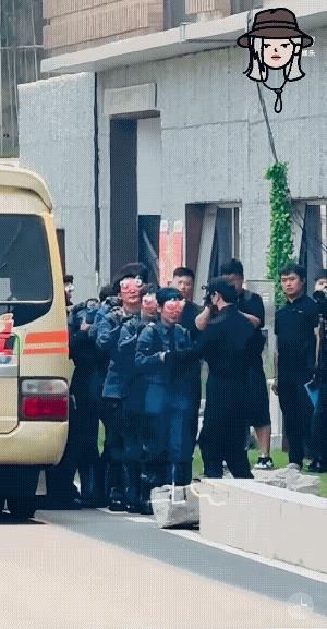 这期密逃像是小孩玩的游戏，一溜一字排开，许凯像乖乖的小朋友，被夹在兄弟们中间，可