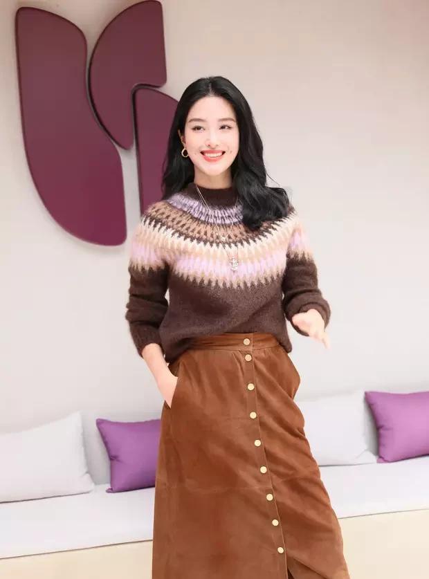辣妈杨采钰产后首秀杀疯了！同框何超莲上演“针织诱惑”，这状态是刚生完娃？网友：我
