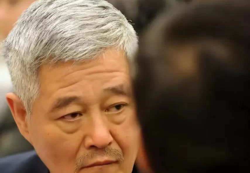 赵本山巅峰时期有多狂？怀中抱美人都不算，让黄圣依下跪才更厉害