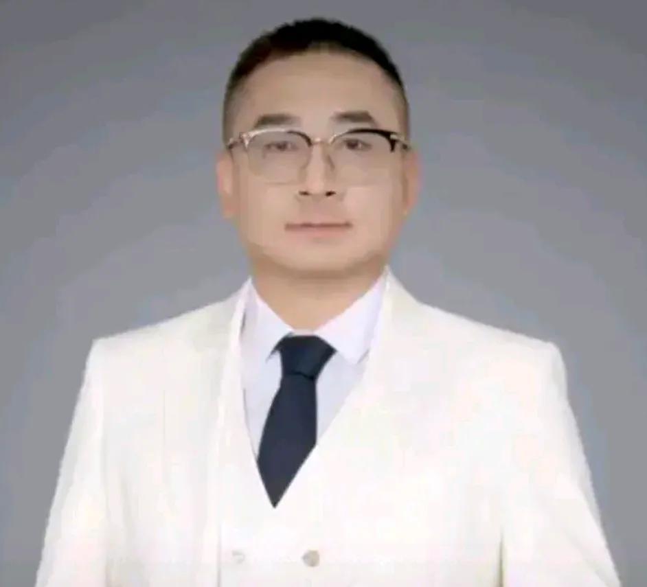 云昊大宝今天打扮的非常的帅气！
今天发现，
云昊的抖音头像换了，
配了一个正装，