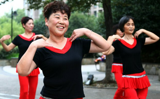 南宁65岁广场舞大妈悲剧了，被查出患上艾滋，到底是谁传染的