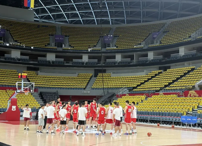 中国男篮今晚战委内瑞拉

7月24日上午，中国男篮在杭州奥体中心体育馆进行了赛前