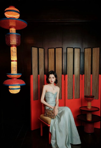 宋祖儿到底经历什么，都瘦成骨头架子了，细胳膊细腿，上镜都瘦的吓人，更别提搁在现实