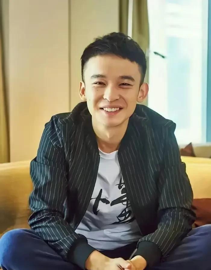 他明明就是个富二代啊
为什么观众都说他不像个富二代
富二代到底应该是个什么样啊