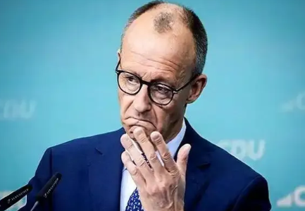 德国总理为乌克兰发声。

德国总理默茨18日表示，欢迎特朗普宣布为乌克兰提供安全