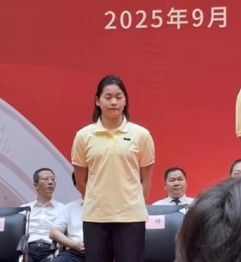 看到这张全红婵的开学照，第一眼 这还是我认识的全宝吗？
开始暨南大学的求学生涯了