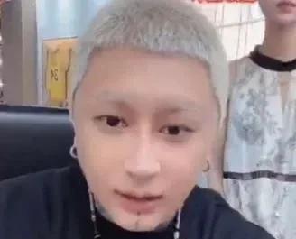            今晚f/z直播看到评论“808失望了”，回呛道：你对我失望