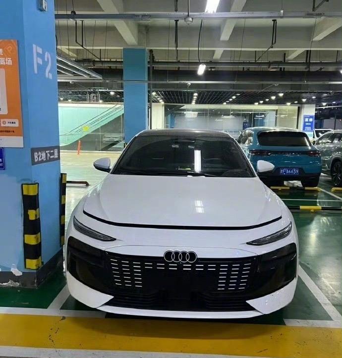 国产全新奥迪A6L纯电版长这样，帅不？
据说用上了华为智能驾驶辅助系统