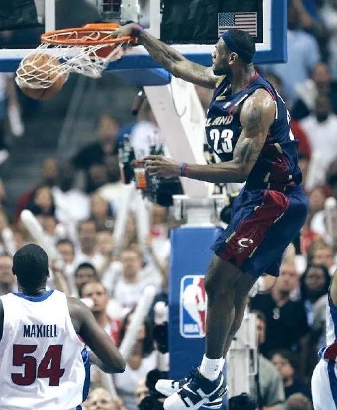 詹姆斯与乔丹：续航力的传奇对比
在NBA的史诗叙事里，詹姆斯正以独特续航力书写新
