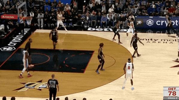 下半场爆发！坎宁安干拔三分投进单节13分，活塞一波15-2追平76人