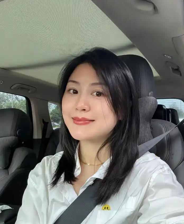 现在不少爱恨分明的网友把云朵一踩到底，我认为这是不妥的。她因为自身或者她粉丝的原