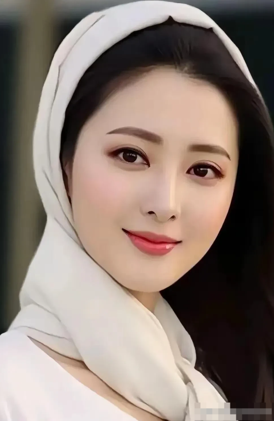 这是真正的东方美女，比范冰冰好看得多。她的五官精致，没有任何的瑕疵，大气温婉，皮