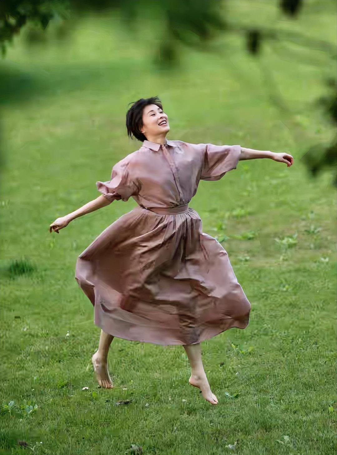 吴越，光脚在草地上奔跑，开心的像个小女孩一样