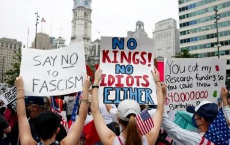 美国没有国王！NO  KINGS！
美国时间6月14日18点半，也就是我们的今天