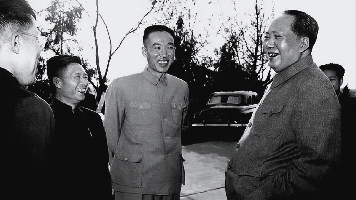 绝密情报泄露，一次聚餐让李克农发现端倪：特务竟藏在毛主席身边