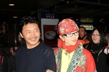 2002年，杨丽萍和富豪刘淳晴结婚7年，刘淳晴对杨丽萍说：“我们要个孩子吧！我想