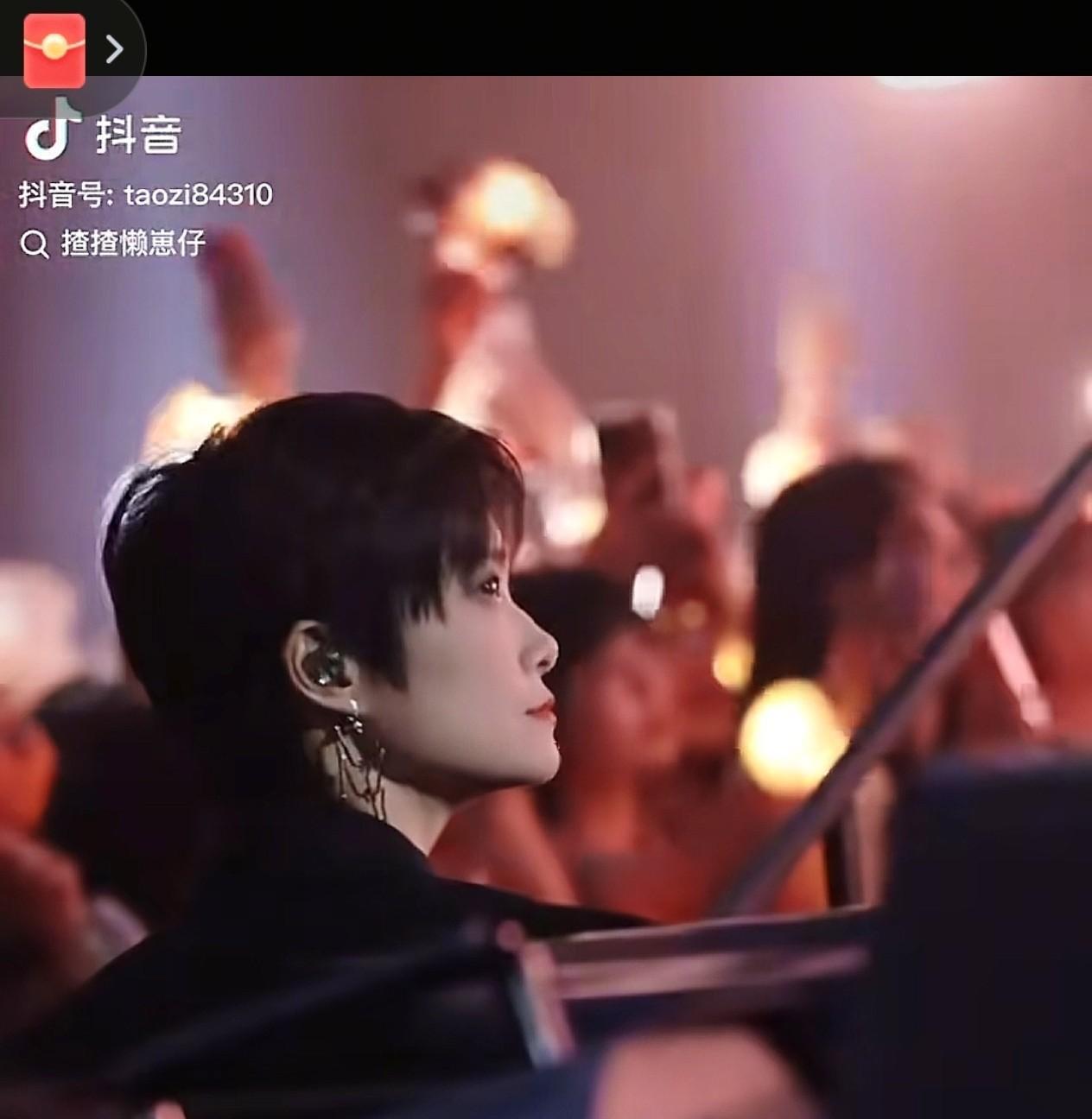 李宇春一上舞台，自带高光气场！每个动作都利落带感，每句唱腔都掷地有声，舞台张力直