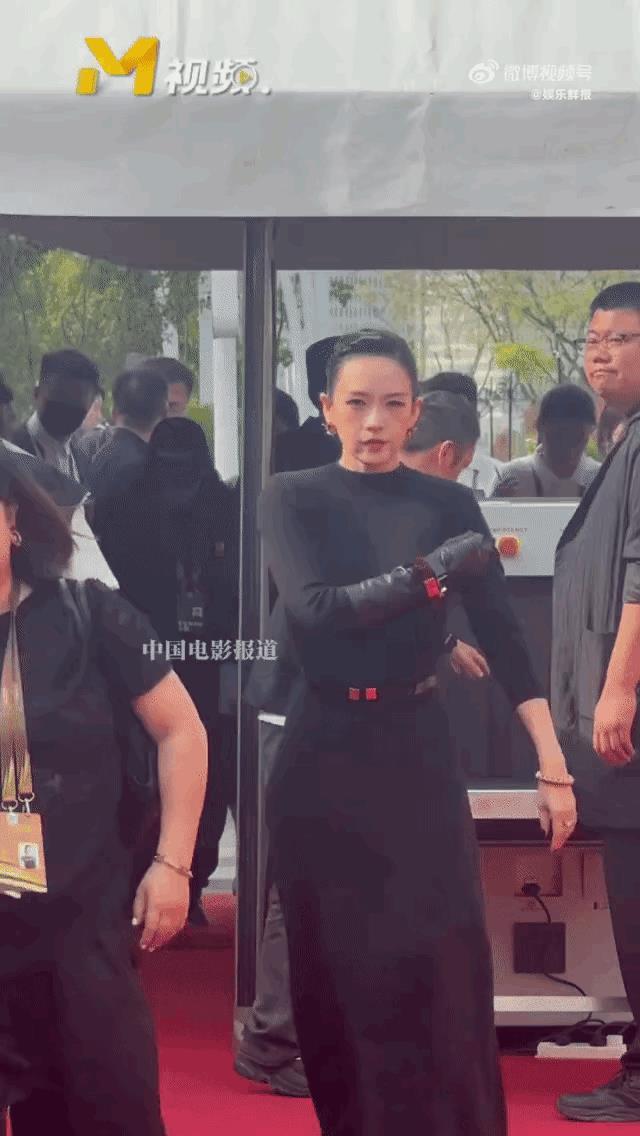 章子怡用实力证明
她能甩森林北几条街啊
不是因为相貌，也不是身高，而是章子怡身上