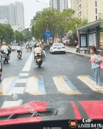 暖心！小女孩过马路，交警叔叔上前帮女孩拎起书包，一路护送到马路对面，一举一动太暖