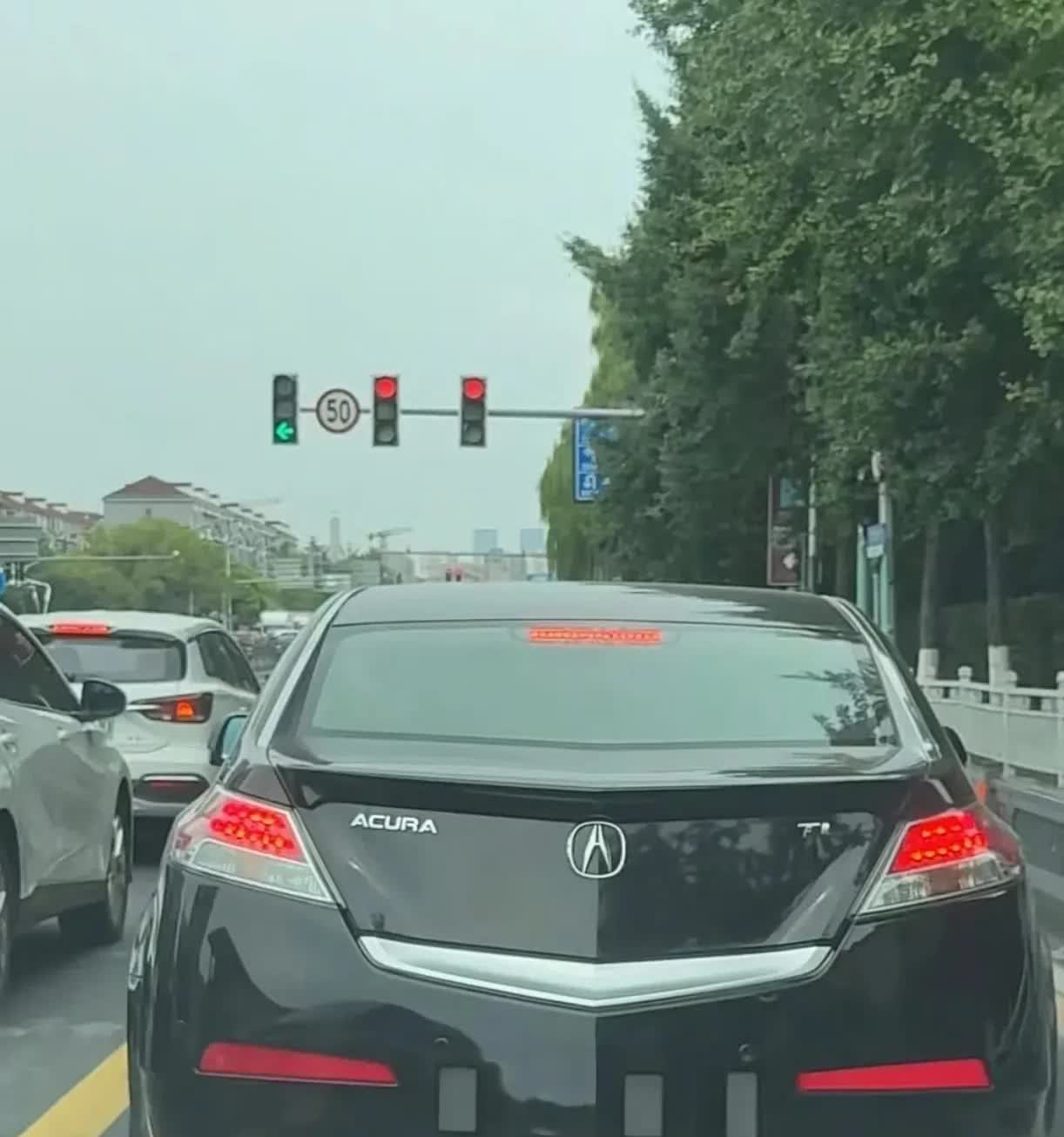 在路上看到了这个车，感觉车还挺好看的，而且这个车的车标也比较特别，就是不知道这是