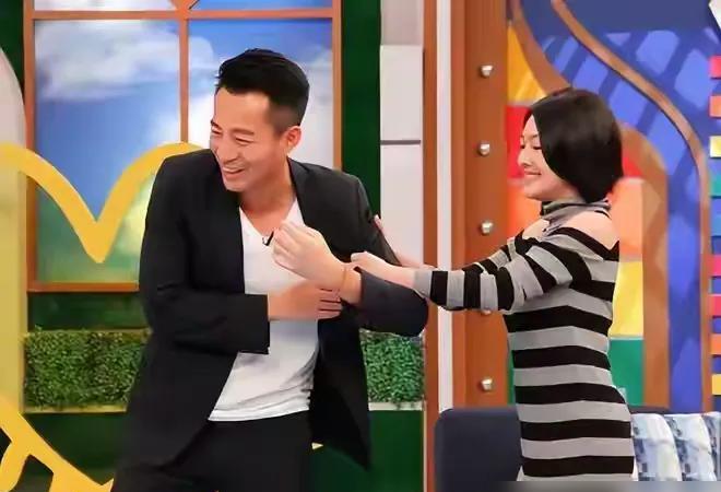 小S对姐夫的喜爱真是溢出屏幕了...
文中这段幽默调侃，把家庭互动的趣味展现得活