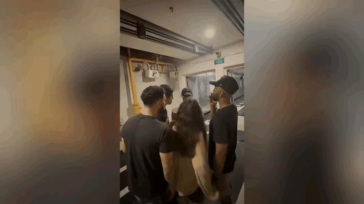 惊呆所有人：为这个新疆小伙点赞，面对几个外国人欺负中国同胞时，他连忙上前：“这里